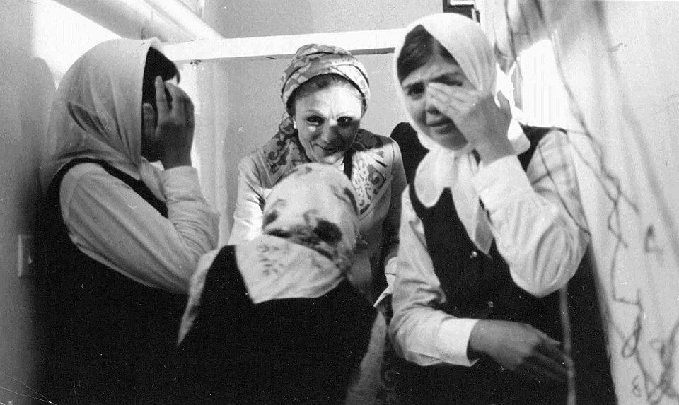 فرح پهلوی درحال بازدید از یک پرورشگاه در بیرجند سال ۱۳۵۵ +عکس فرح پهلوی درحال بازدید از یک پرورشگاه در بیرجند سال ۱۳۵۵ +عکس