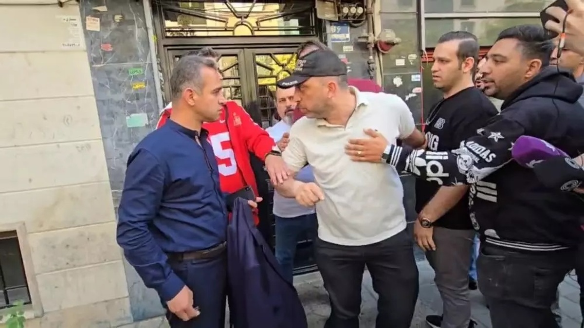ببینید | درگیری هواداران پرسپولیس با مدیر روابط عمومی باشگاه