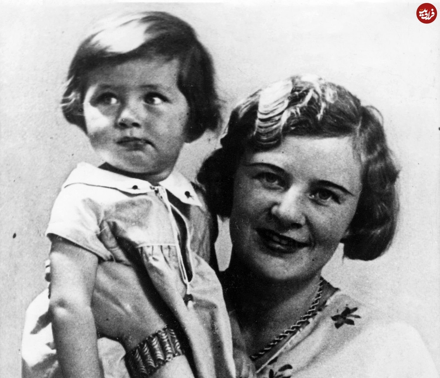 ثریا اسفندیاری ۴ ساله در آغوش مادر آلمانی اش؛ سال ۱۳۱۵ +عکس