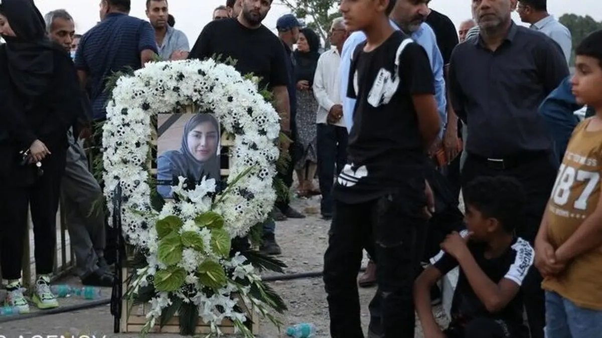 ببینید| لحظات غم انگیز تشییع پیکر یکی از جان‌باختگان انفجار بندرعباس