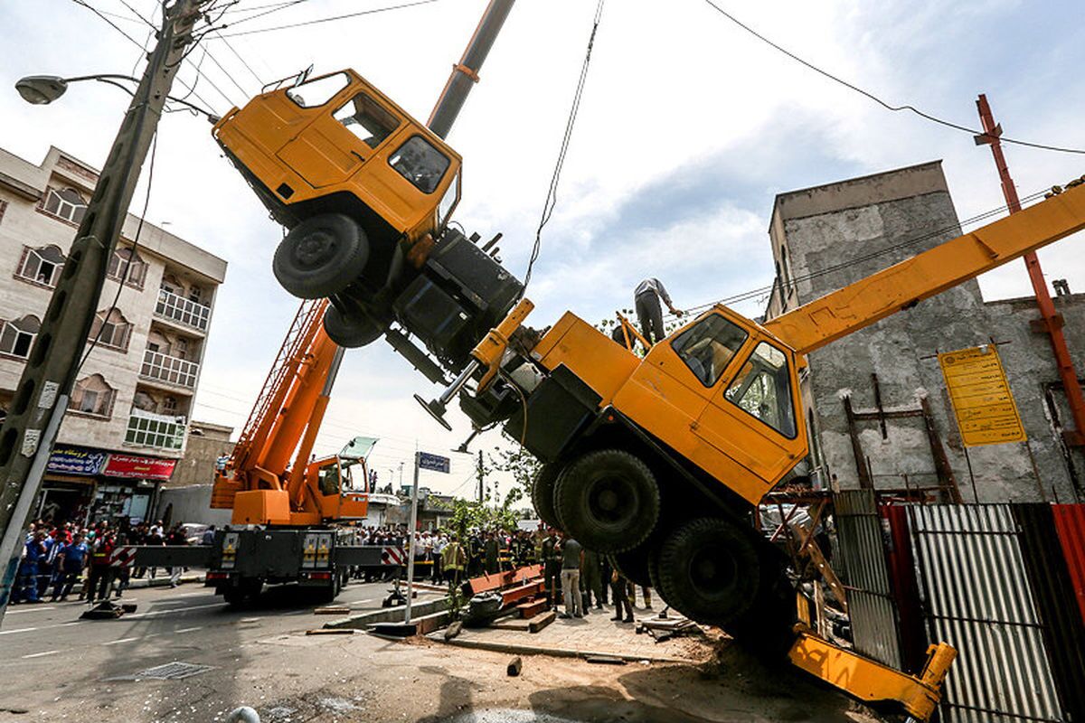 طی حادثهای یک جرثقیل ۶۰ تنی واژگون شد! +تصاویر واژگونی جرثقیل