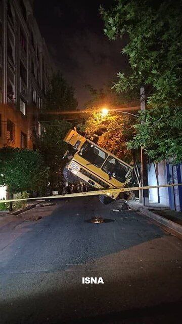طی حادثهای یک جرثقیل ۶۰ تنی واژگون شد! +تصاویر واژگونی جرثقیل