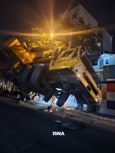 طی حادثهای یک جرثقیل ۶۰ تنی واژگون شد! +تصاویر واژگونی جرثقیل