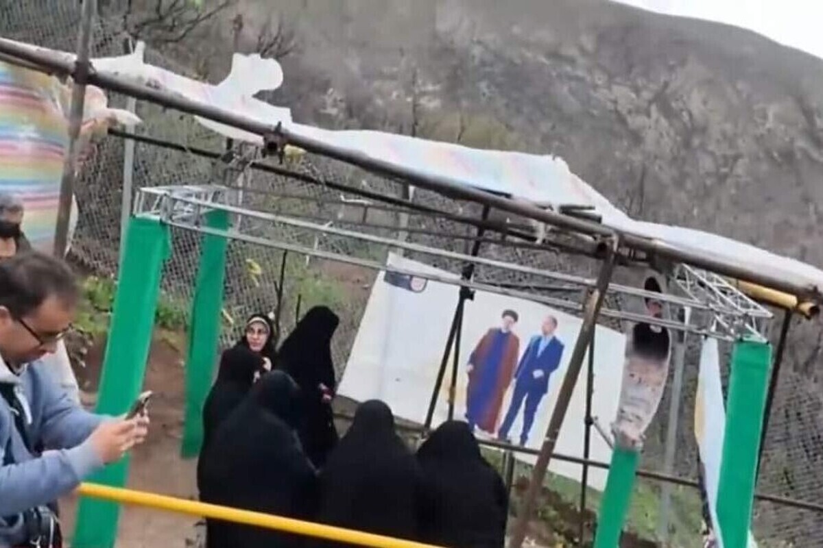 ببینید| حضور خانواده ابراهیم رئیسی در محل سقوط بالگرد