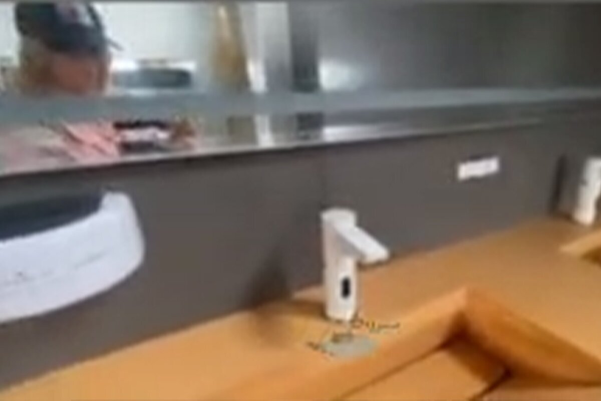 ببینید | واکنش جالب بلاگر آلمانی به یک سرویس بهداشتی در ایران