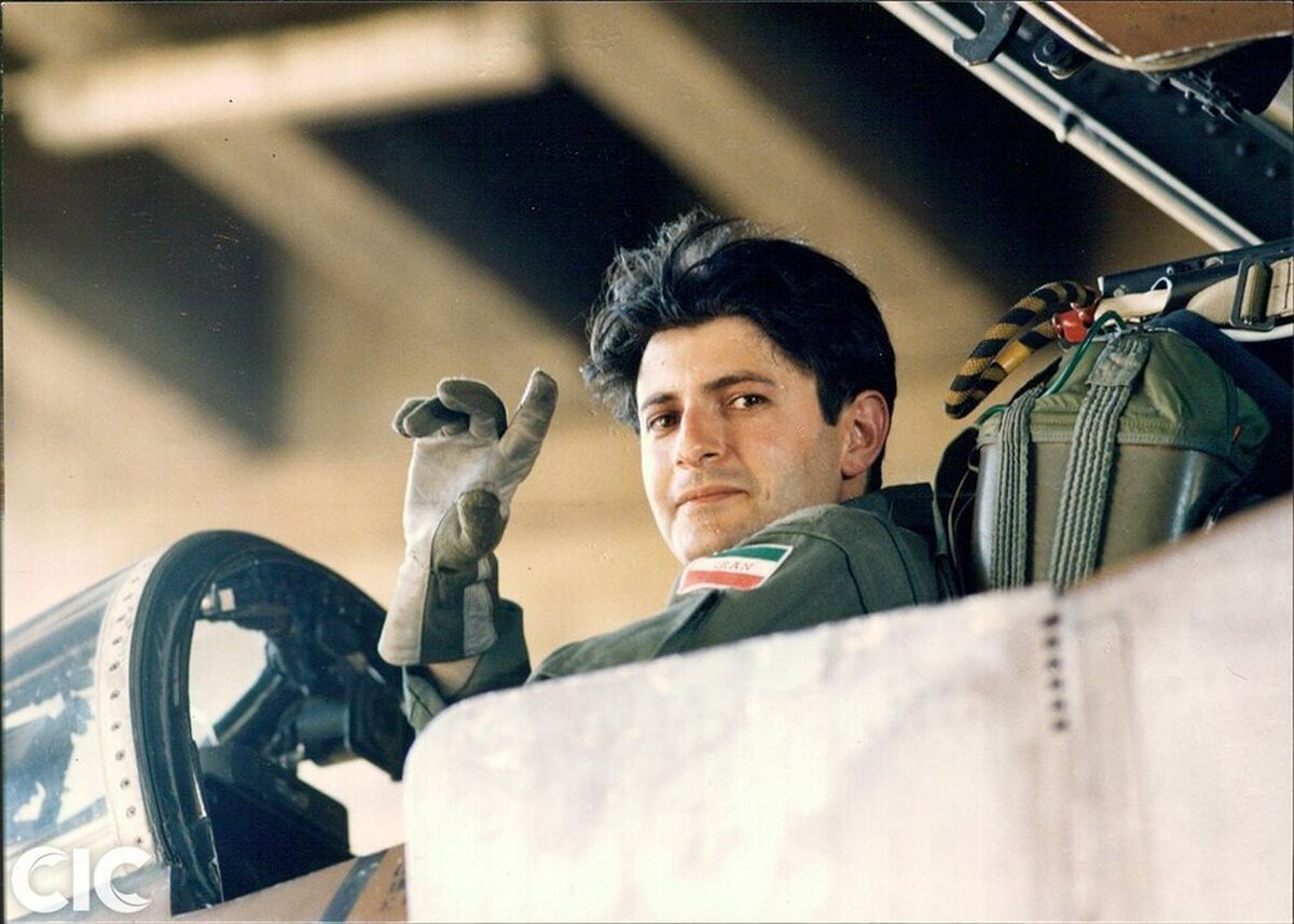 شهید عباس دوران در کنار جنگنده آموزشی آمریکا در سال ۵۱ +عکس