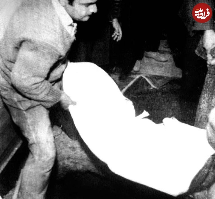 عکسی از لحظه تدفین پیکر تختی در ابن بابویه؛ سال ۴۶