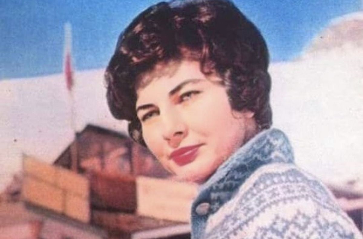 ثریا اسفندیاری در حال گفت‌و‌گو با شعبان جعفری؛ سال ۱۳۳۲ +عکس