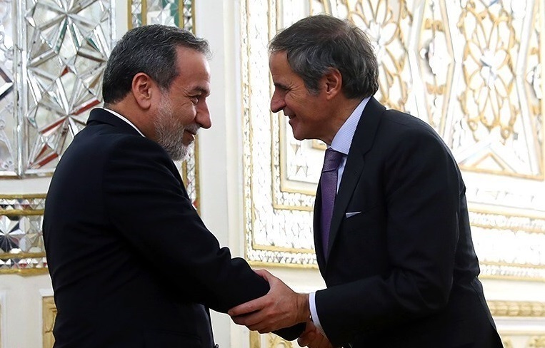 رایزنی تلفنی عراقچی و مدیرکل آژانس بین‌المللی انرژی اتمی