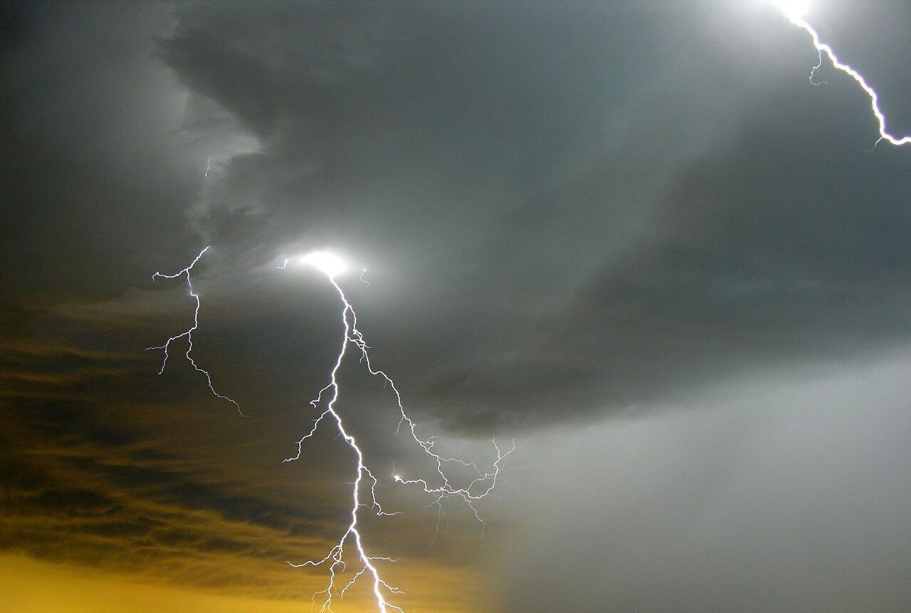 ببییند| لحظه اصابت وحشتناک صاعقه به تیر برق در مشگین‌شهر!