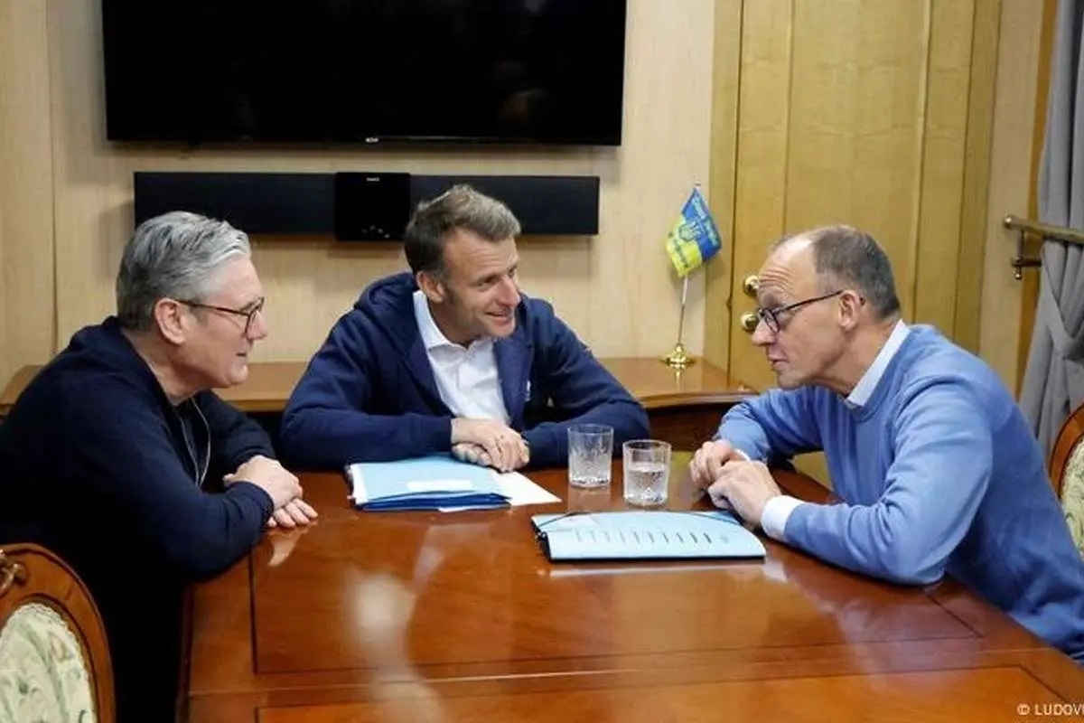 ببینید| ویدئویی عجیب که برای رئیس جمهور فرانسه دردسر شد