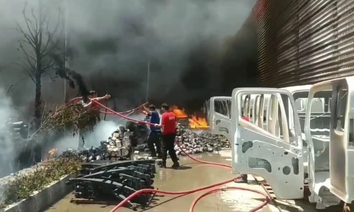 ببینید | آتش‌سوزی در نزدیکی کارخانه ایران خودرو دیزل تهران