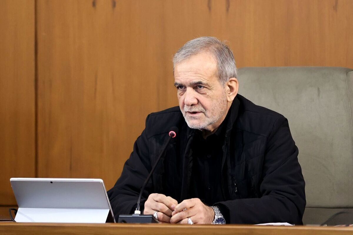 ببینید| پزشکیان در لباس هلال احمر