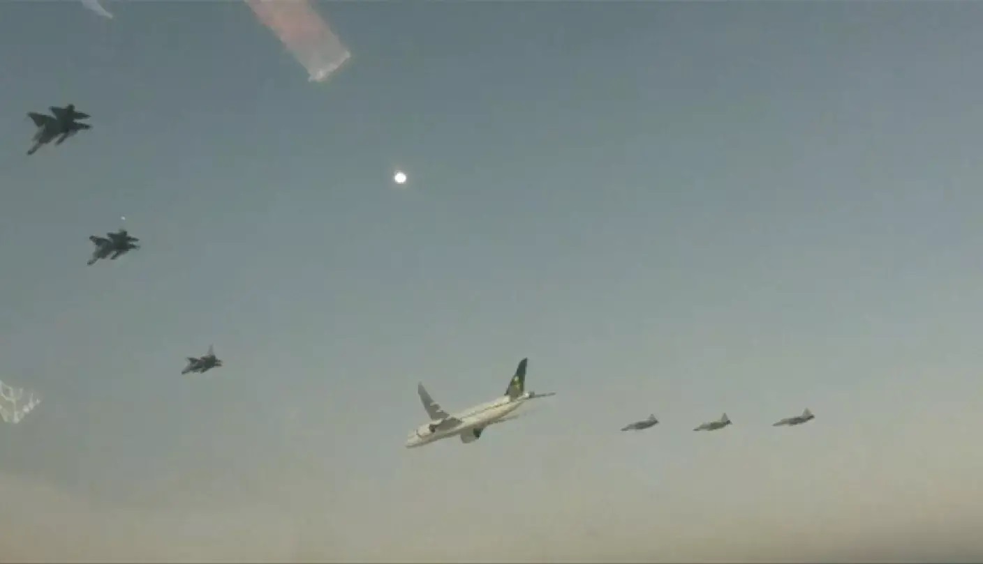 ببینید| اسکورت هواپیمای ترامپ توسط جنگنده‌های سعودی