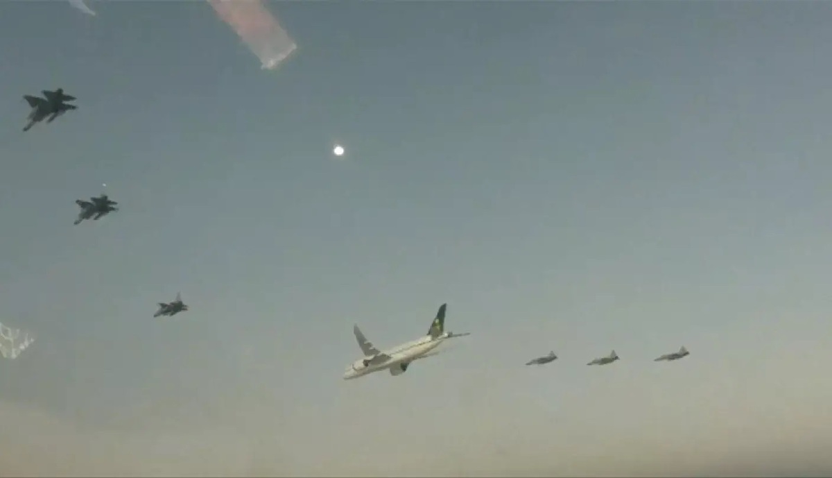 ببینید| اسکورت هواپیمای ترامپ توسط جنگنده‌های سعودی