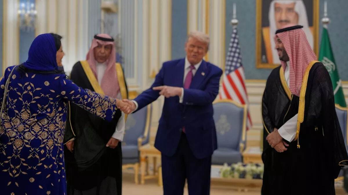 ببینید| دست دادن دیپلمات‌های زن عربستانی با دونالد ترامپ