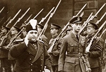 تصویری نایاب که احمدشاه قاجار را در کنار وارث پادشاهی انگلستان نشان می‌دهد