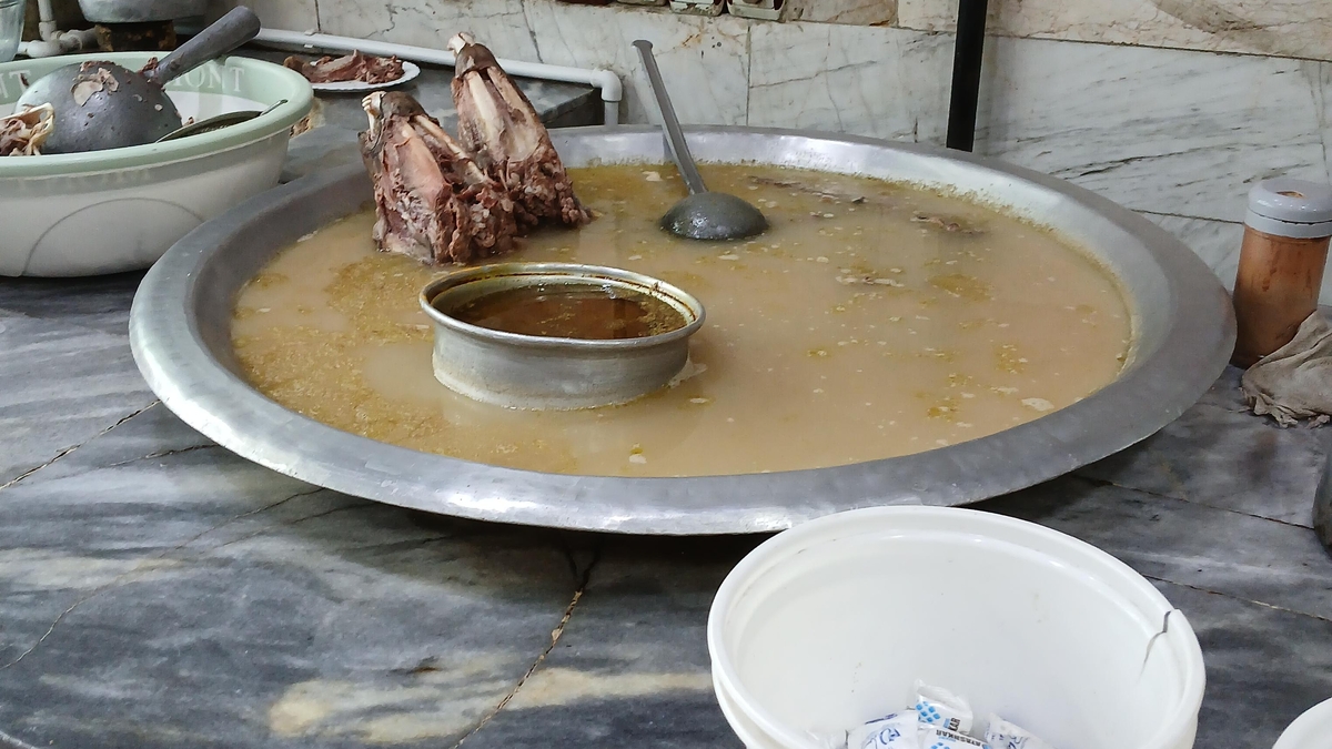 ببینید| صحنه عجیب سرقت کله‌پاچه در یک کله پزی!