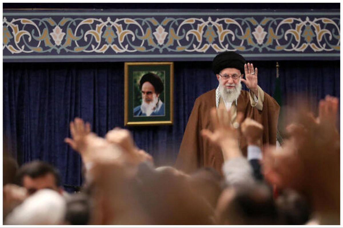 بینید| ورود رهبر انقلاب به حسینیه امام خمینی و دیدار معلمان