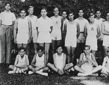 تصویری کمیاب از محمدرضا پهلوی در تیم فوتبال مدرسه| کم‌جراتی یا احتیاط سلطنتی؟