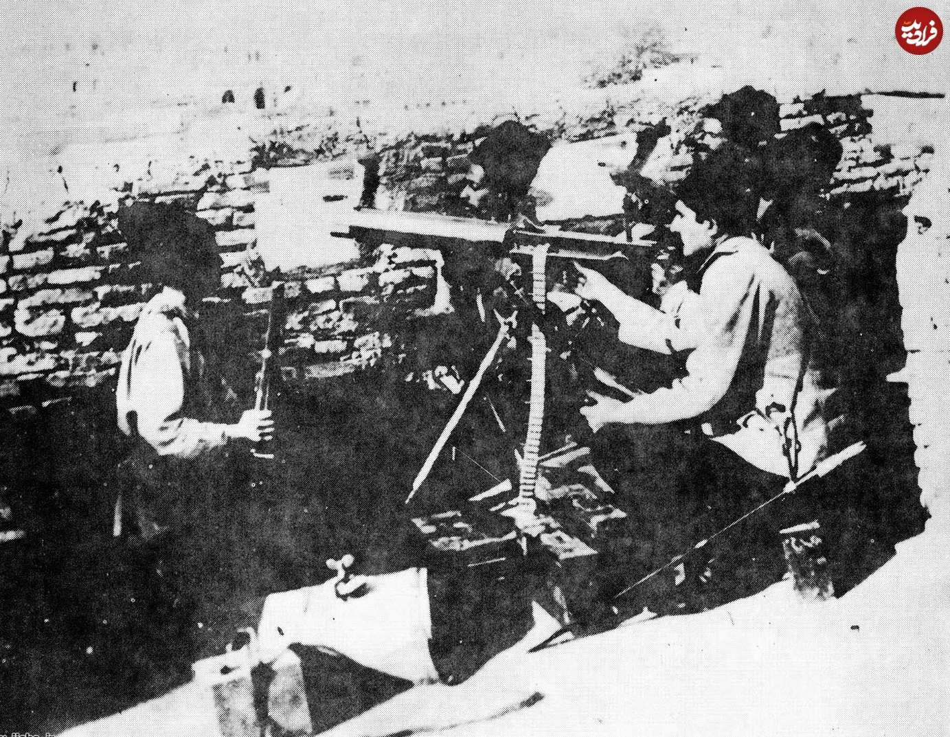 رضاخان در حال کار کردن با مسلسل در کرمانشاه؛ سال ۱۲۹۳