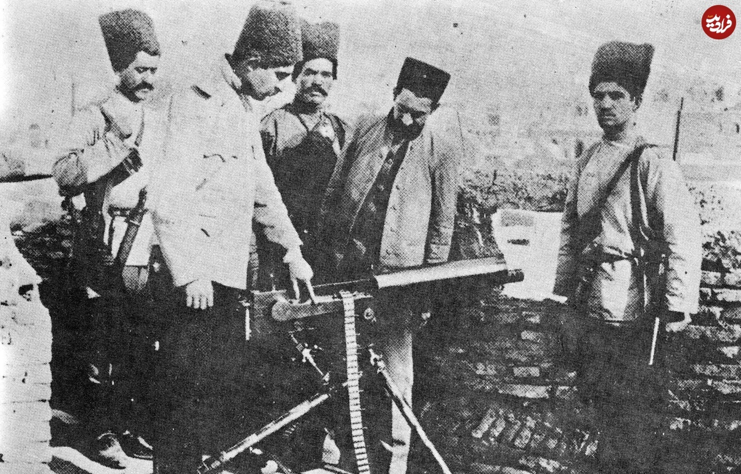 رضاخان در حال کار کردن با مسلسل در کرمانشاه؛ سال ۱۲۹۳