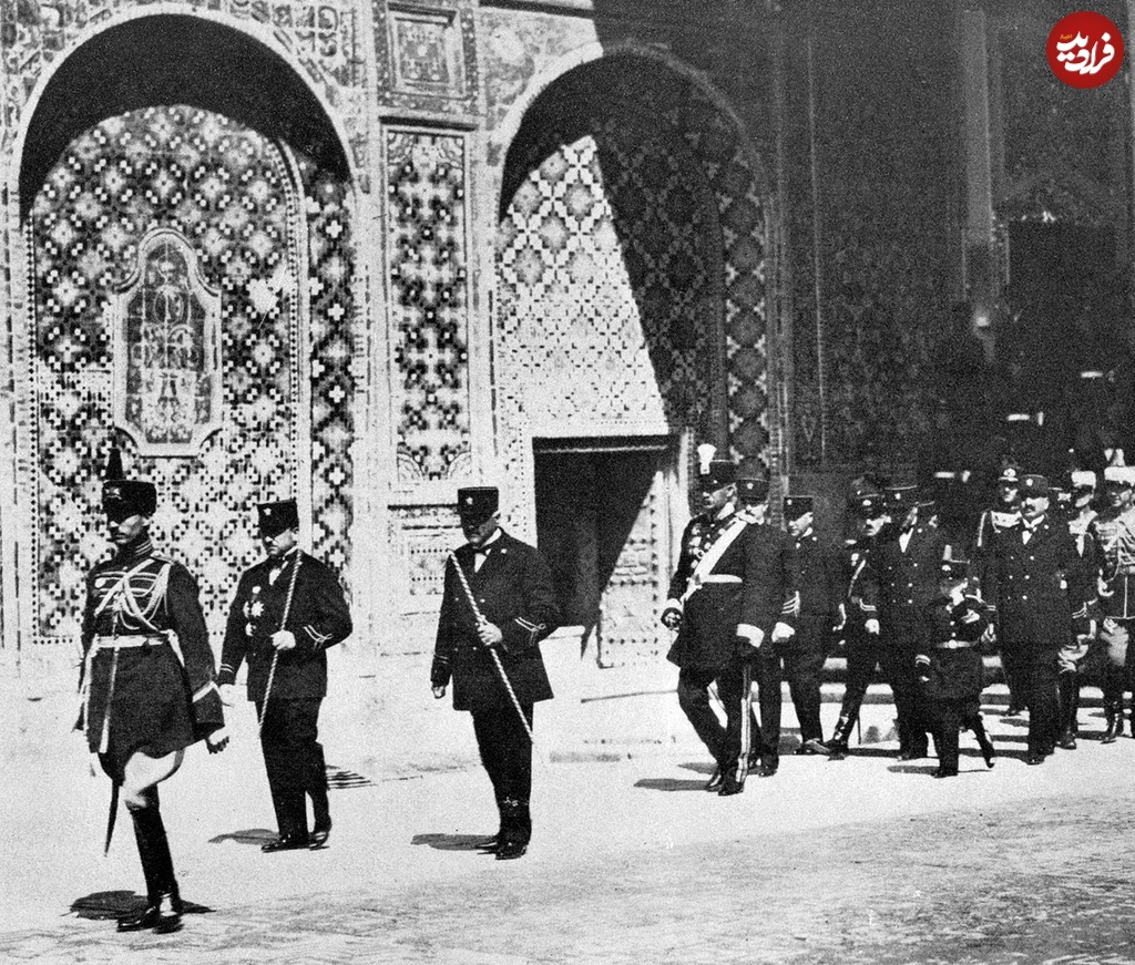 عکسی از رضاخان در روز اول سلطنت اش در کاخ گلستان؛ سال ۱۳۰۵