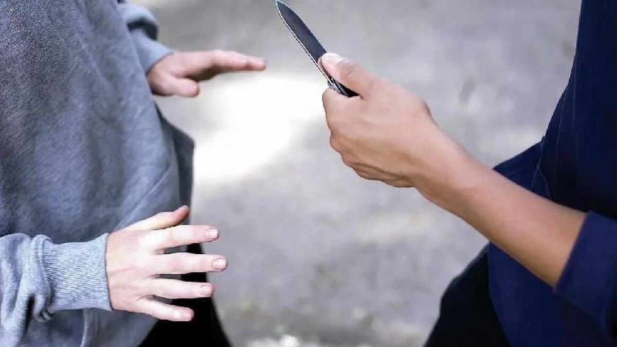 ببینید| لحظه سرقت گردنبند زن تهرانی در مقابل در خانه‌اش