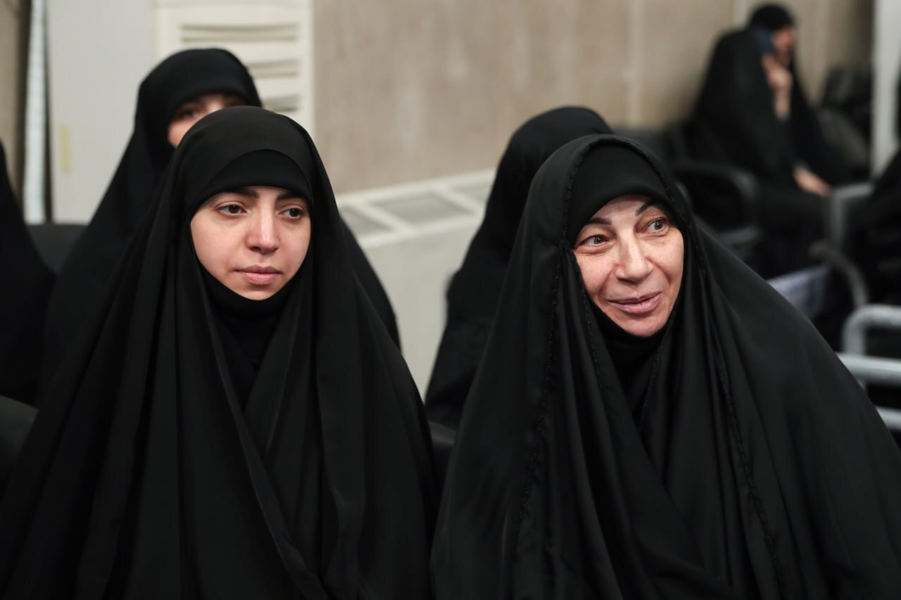 فرزندان سیدحسن نصرالله در مراسم بزرگداشت شهید رئیسی +عکس