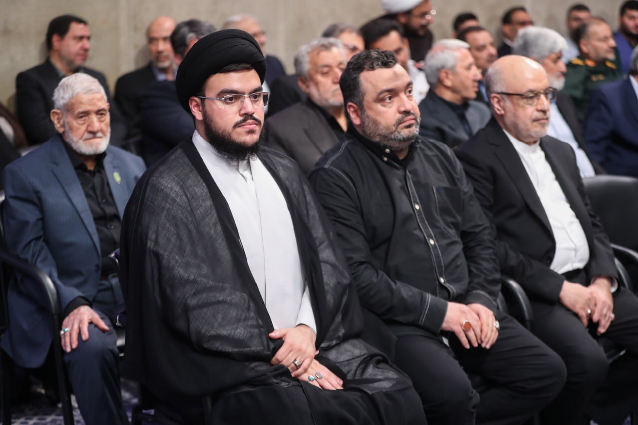 فرزندان سیدحسن نصرالله در مراسم بزرگداشت شهید رئیسی +عکس