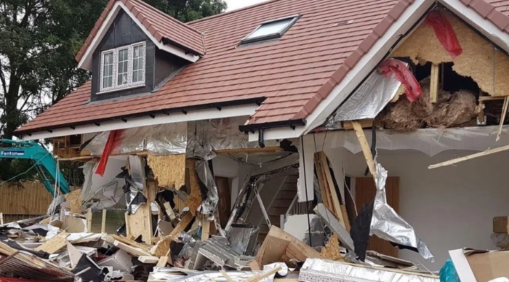 ببینید| برخورد وحشتناک کامیون با یک خانه! خانه خراب شده