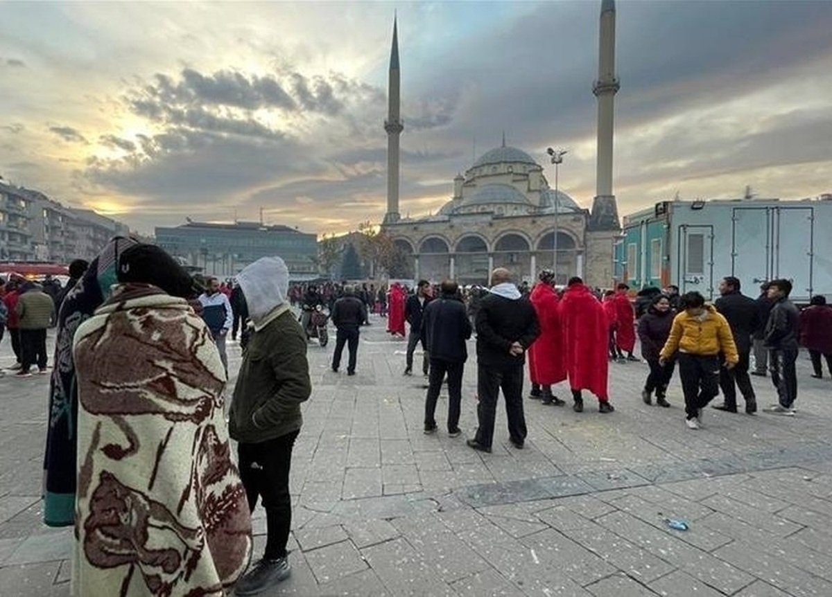 ببینید| سقوط از ساختمان بخاطر ترس از زلزله در استانبول!