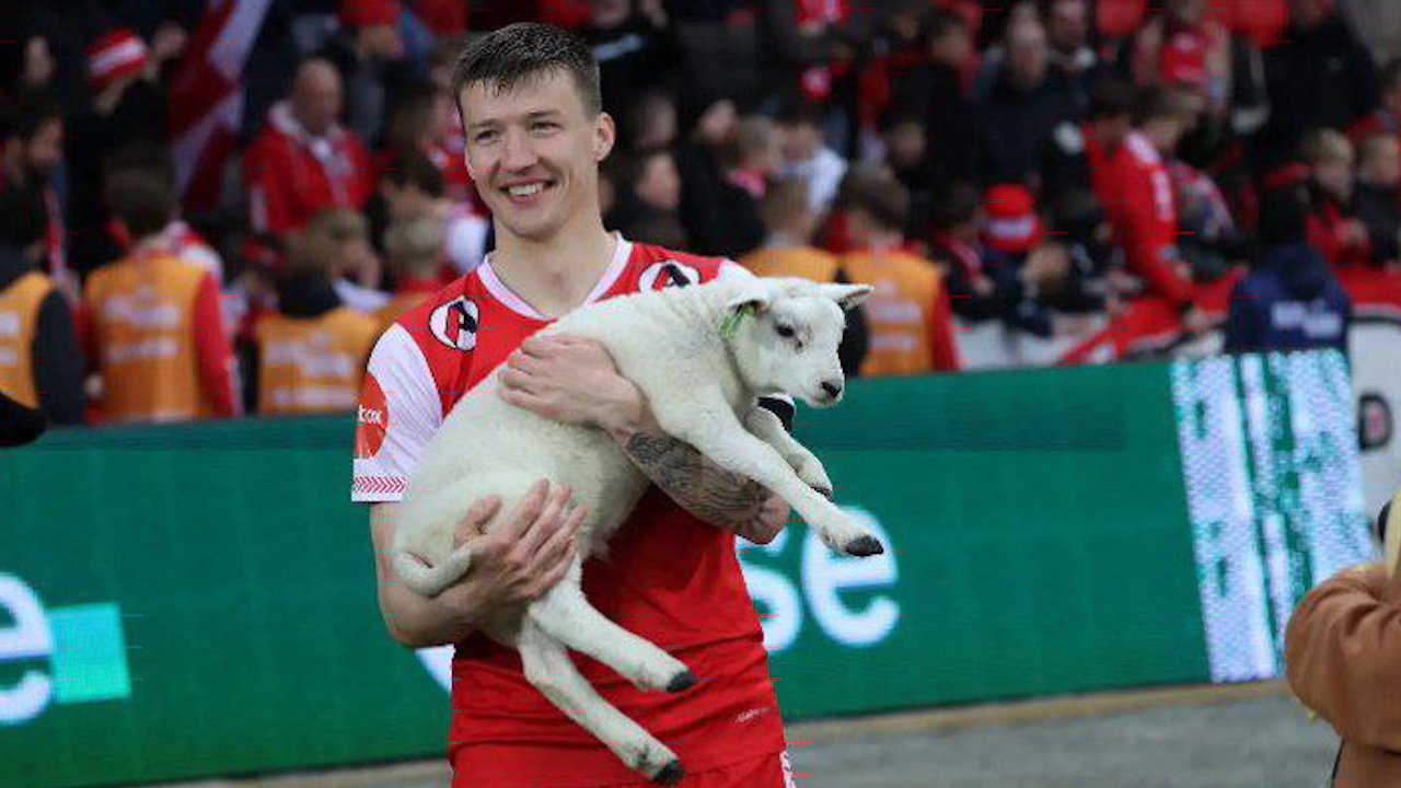 ببینید| جایزه عجیب لیگ برتر فوتبال نروژ به بهترین بازیکن ببینید| جایزه عجیب لیگ برتر فوتبال نروژ به بهترین بازیکن