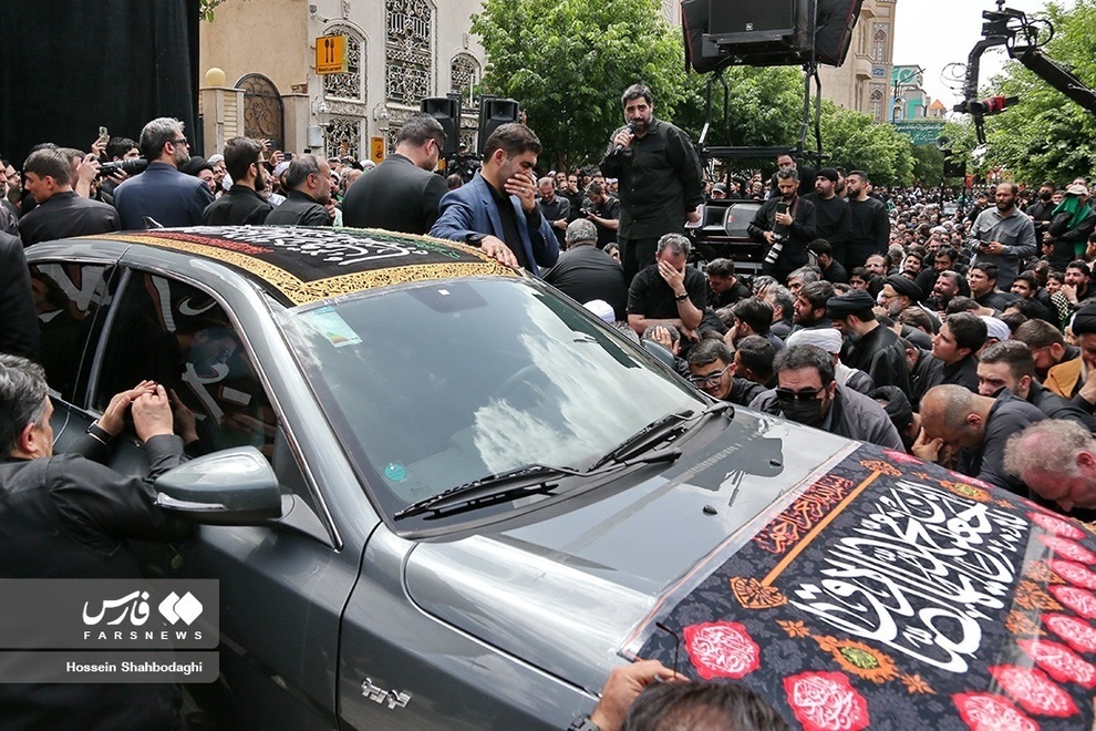 عکس| عزاداری یک مرجع تقلید در خودرو