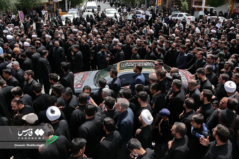 عکس| عزاداری یک مرجع تقلید در خودرو