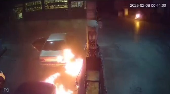 آتش زدن پمپ بنزین