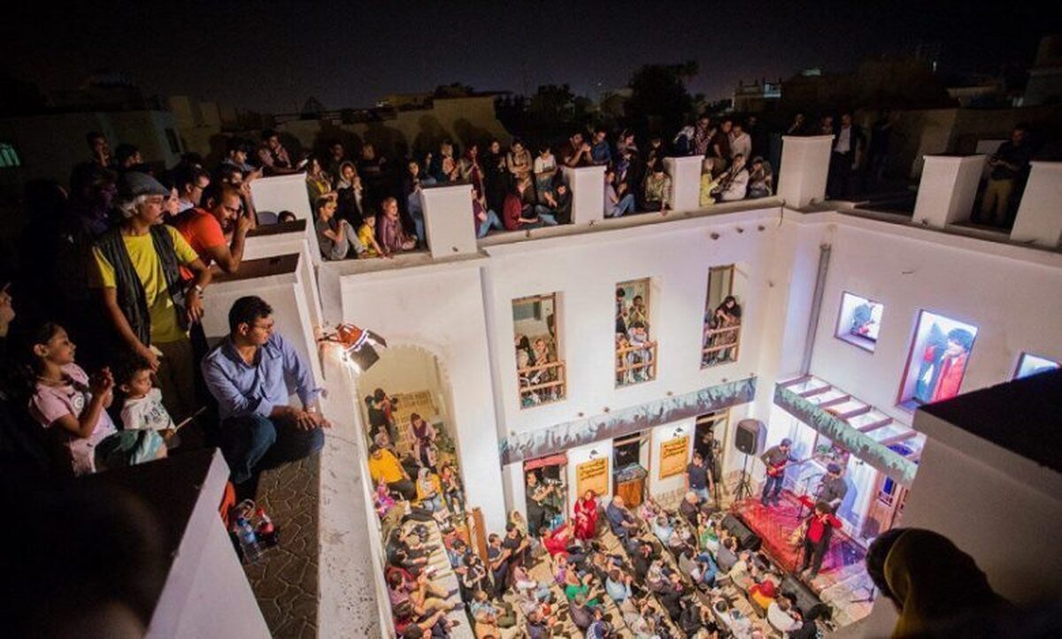 پخش موسیقی و شادی مردم در خیابان‌های بوشهر قبل از شروع رسمی فستیوال کوچه