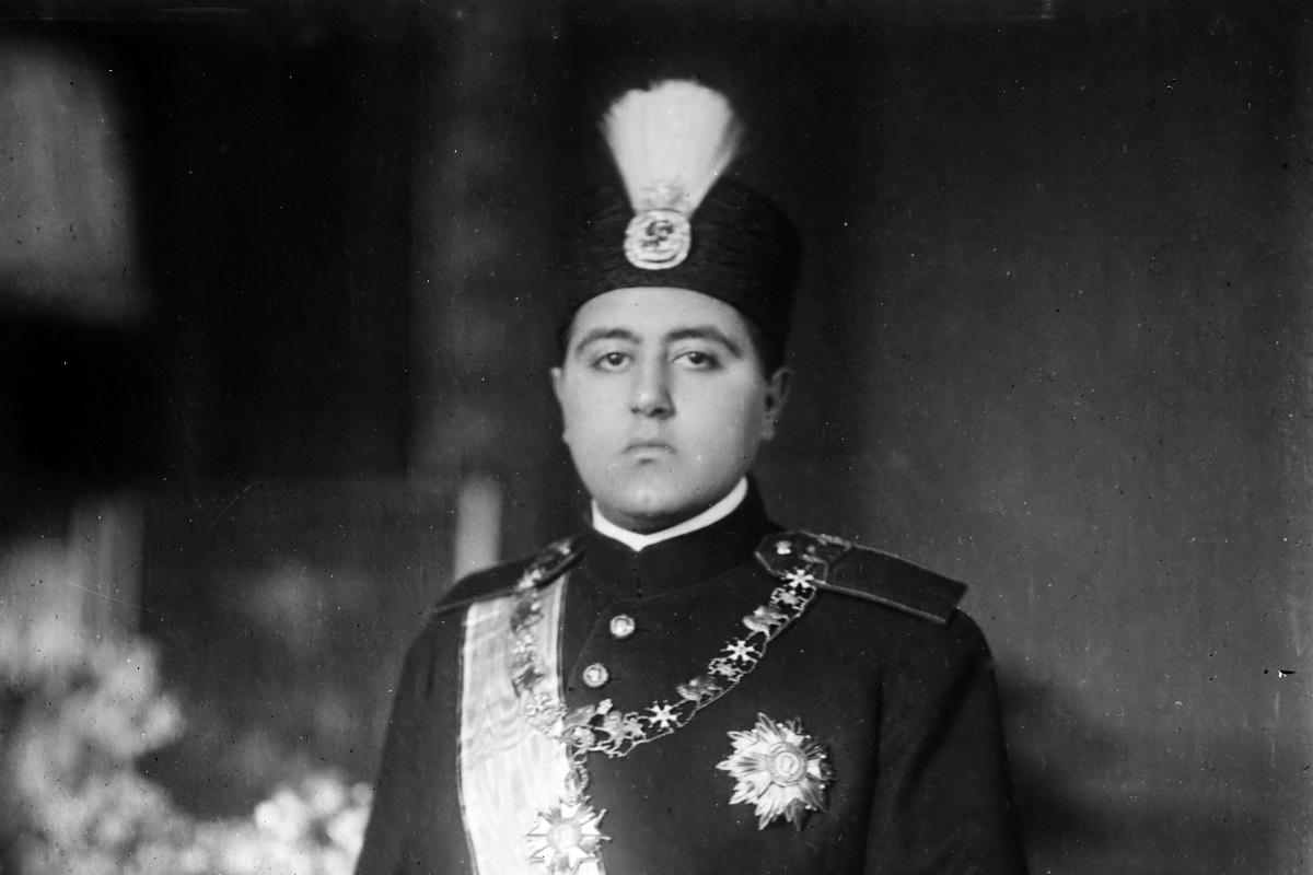 عکس سیاه و سفید احمدشاه قاجار در کنار پادشاه ایتالیا