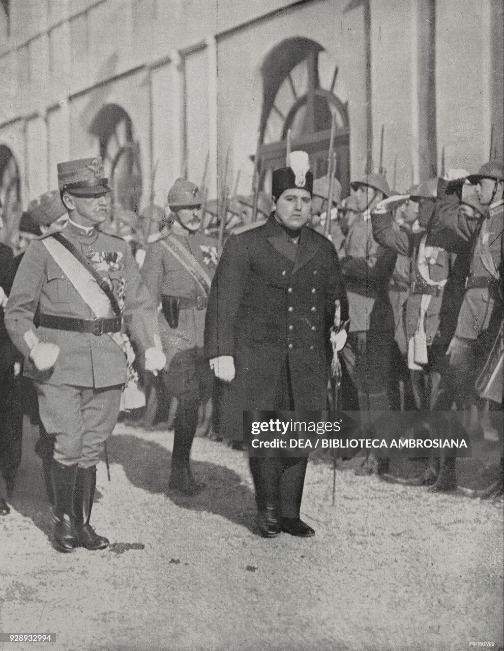 عکس سیاه و سفید احمدشاه قاجار در کنار پادشاه ایتالیا