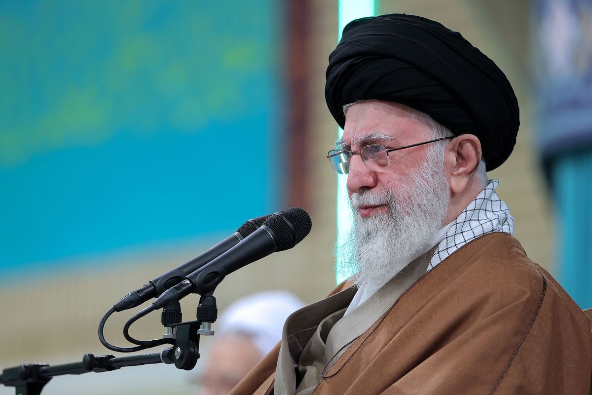 بازدید رهبر انقلاب از بقایای تجهیزات ارتش آمریکا در طبس سال ۵۹ بازدید رهبر انقلاب از بقایای تجهیزات ارتش آمریکا در طبس سال ۵۹