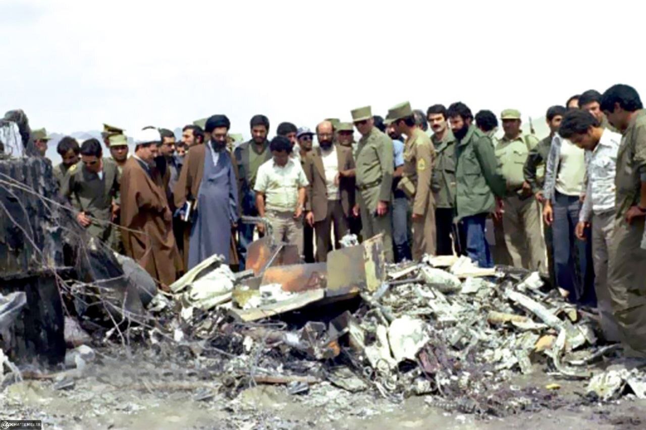 بازدید رهبر انقلاب از بقایای تجهیزات ارتش آمریکا در طبس سال ۵۹ بازدید رهبر انقلاب از بقایای تجهیزات ارتش آمریکا در طبس سال ۵۹