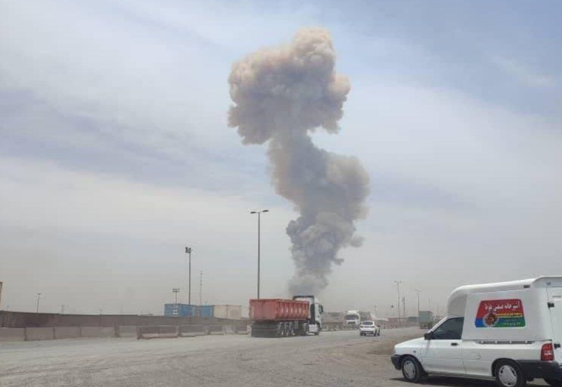 خروج تمام کامیونها از بندر شهید رجایی پس از انفجار خروج تمام کامیونها از بندر شهید رجایی پس از انفجار