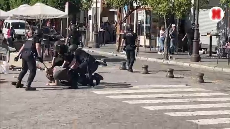 جنجال پیش از ال‌کلاسیکو! / درگیری شدید بارسایی‌ها با پلیس