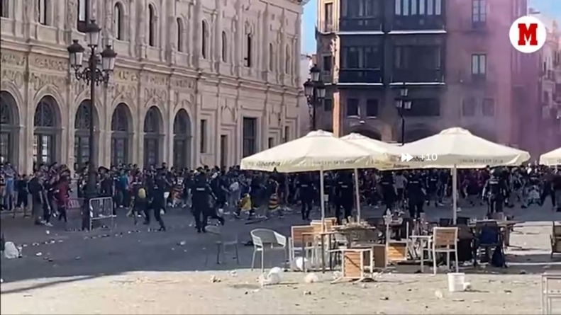 جنجال پیش از ال‌کلاسیکو! / درگیری شدید بارسایی‌ها با پلیس