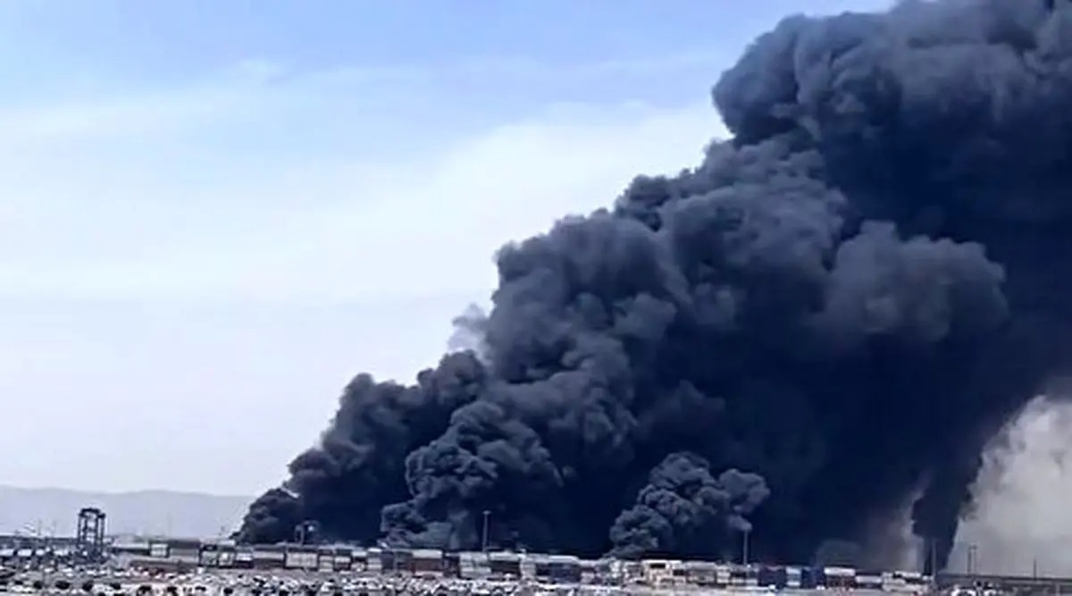 ببینید| ویدئویی جالب از خاموش کردن آتش اسکله شهید رجایی با کیسه پودر