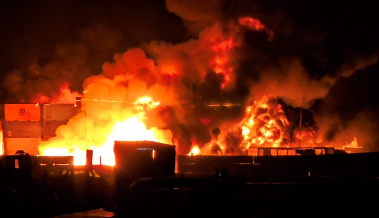 ببینید| کانتینر‌های آتش‌گرفته بندر رجایی با برنامه موشکی ارتباط دارد؟