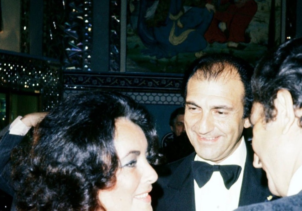 اردشیر زاهدی در حال بوسیدن دست الیزابت تیلور؛ سال ۵۳ +عکس اردشیر زاهدی در حال بوسیدن دست الیزابت تیلور؛ سال ۵۳ +عکس