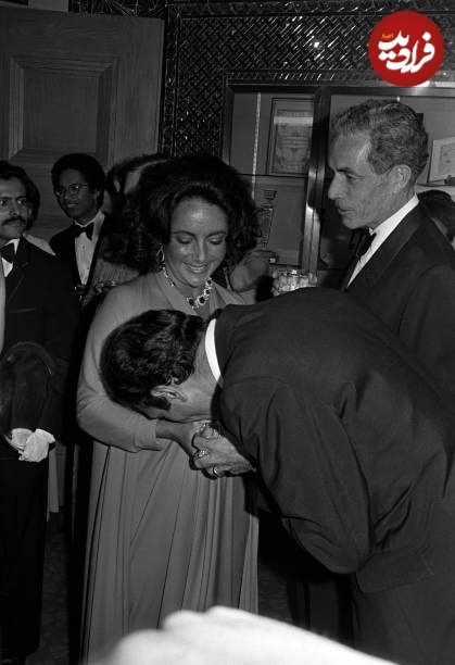 اردشیر زاهدی در حال بوسیدن دست الیزابت تیلور؛ سال ۵۳ +عکس اردشیر زاهدی در حال بوسیدن دست الیزابت تیلور؛ سال ۵۳ +عکس