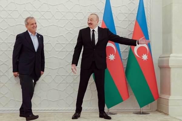 ذوق زدگی عجیب پزشکیان در باکو | درباره رییس‌جمهوری که می‌خواهد با همه دست به دست بدهد!