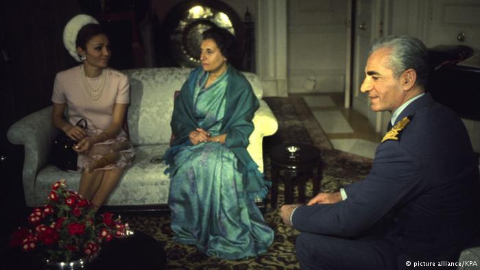 عکس| دیدار محمدرضا پهلوی و فرح با همسر گاندی در هند عکس| دیدار محمدرضا پهلوی و فرح با همسر گاندی در هند